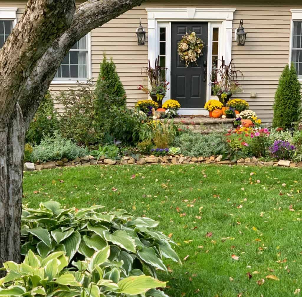 9 Simple Fall Porch Decor Ideas - Stacy Ling