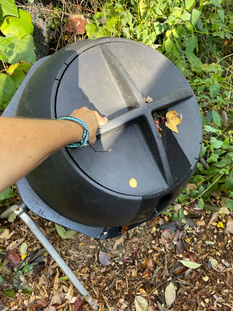 Composter Recipoe How to Make a Compost Pile: A Step-By-Step Guide for Beginners | Bricks ...