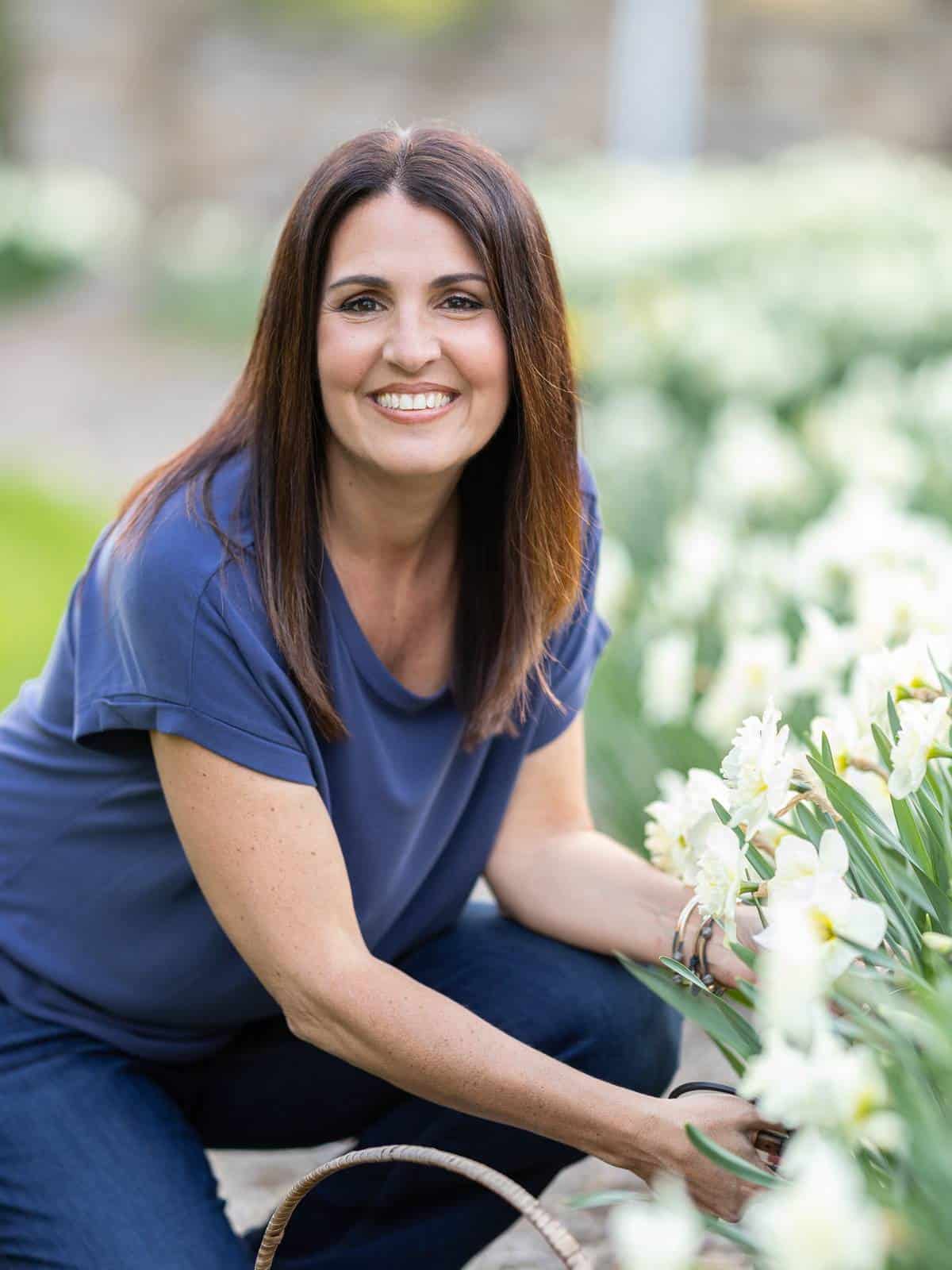 new jersey home and garden blogger stacy ling cutting white daffodils in her zone 6a garden